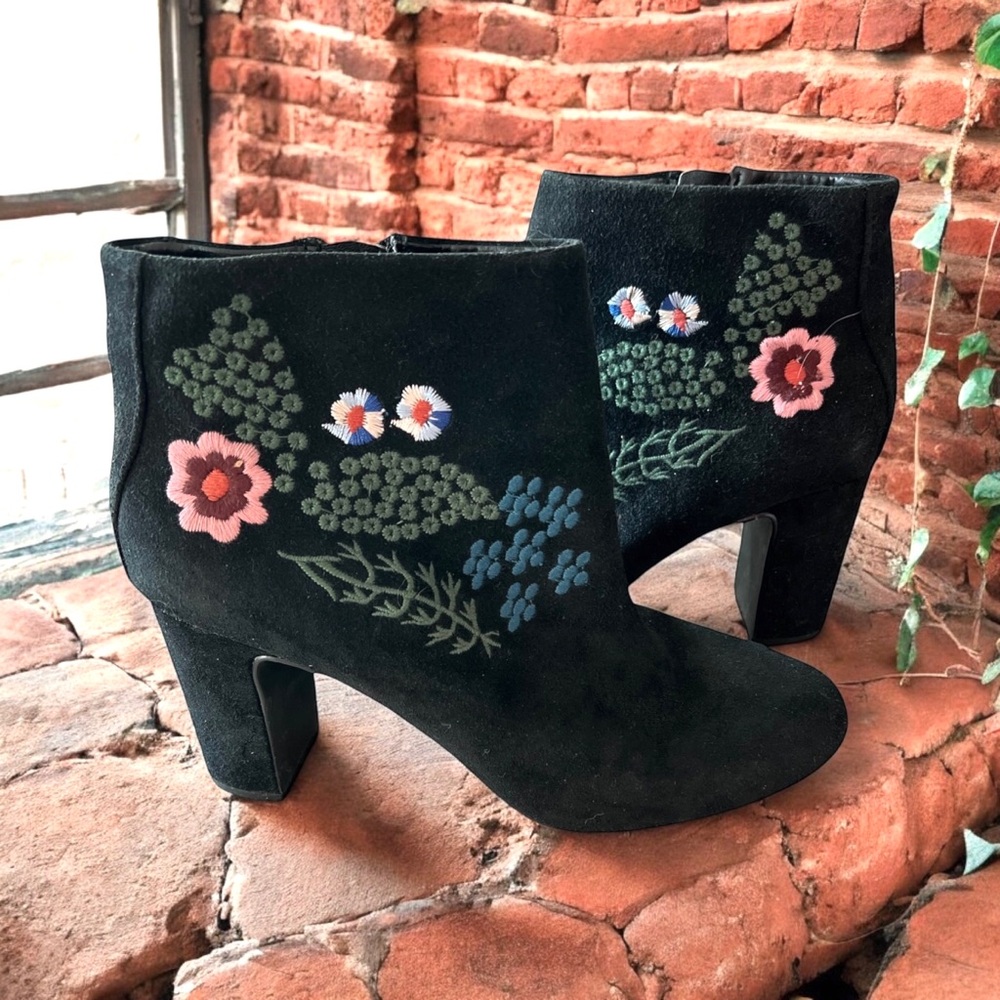 NANETTE LEPORE  Beverly Black Suede Embroidered Boots Size 8.5 Heel 1770-17